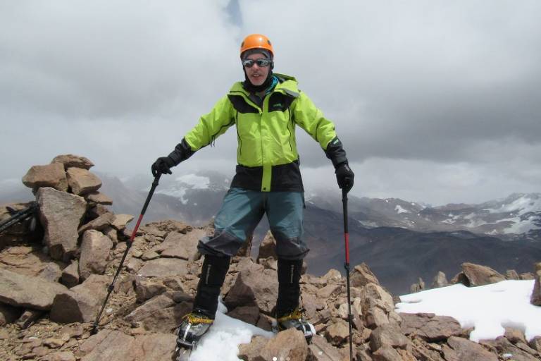 Montanhista Marcel Delvaux, que desapareceu na montanha Coropuna Oeste, no Peru, em foto tirada no cume do Volcán del Viento (6028 m), na Argentina.