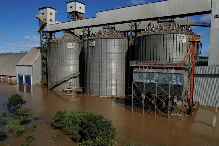 Armazém de soja inundado após enchente de maio em Canoas, na Grande Porto Alegre 
