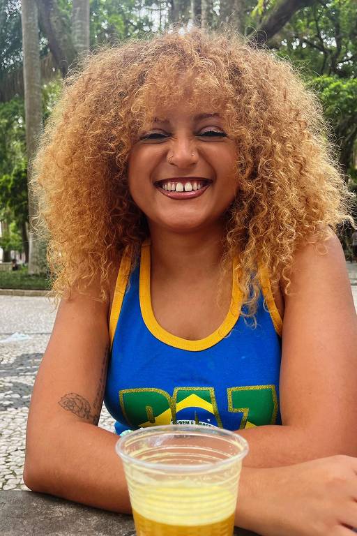 Imagens da humorista Luiza Goes
