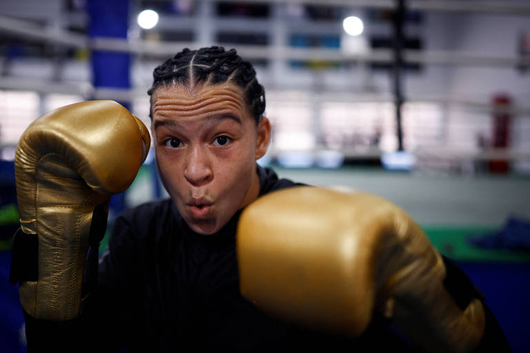 A boxeadora Bia Ferreira, esperança de medalha em Paris-2024, mostra as luvas douradas durante sessão de treino em São Paulo antes de embarcar para os Jogos