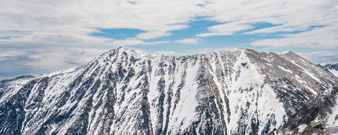 Todorka peak in Bulgarian Pirin Mountains, covered by melting snow in early May.Credito  Motion Stock Video / AdobeStock DIREITOS RESERVADOS. NÃO PUBLICAR SEM AUTORIZAÇÃO DO DETENTOR DOS DIREITOS AUTORAIS E DE IMAGEM