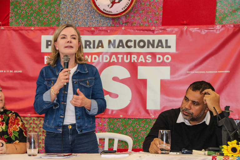 Gleisi Hoffmann, presidente do PT, e João Paulo Rodrigues, dirigente sem-terra, durante plenária nacional das pré-candidaturas