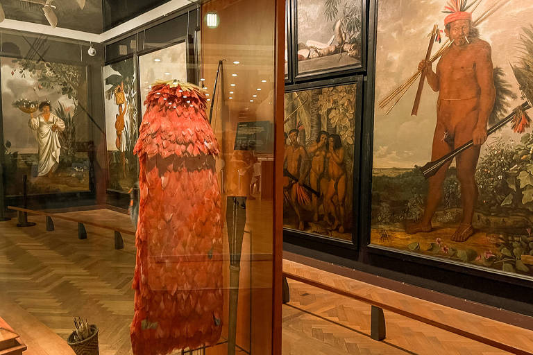 Manto tupinambá em exposição no Museu Nacional da Dinamarca, em Copenhagen
