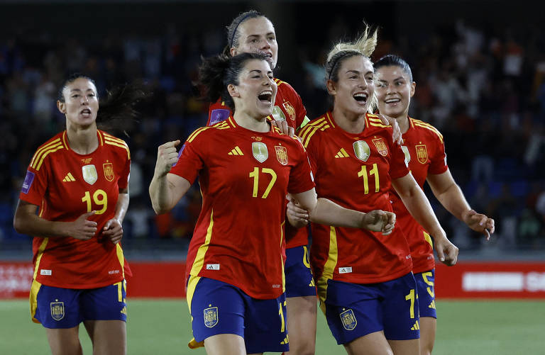 A seleção espanhola feminina conta com as últimas vencedoras dos prêmios Bola de Ouro e Fifa The Best: Alexia Putellas (na foto, camisa 11), ganhadora em 2021 e 2022, e Aitana Bonmatí (2023), além de 15 campeãs mundiais