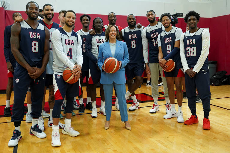 Time de basquete dos EUA está recheado de estrelas da NBA, como LeBron James, Stephen Curry e Kevin Durant; a seleção celebra ouros consecutivos desde Pequim-2008; na foto, posam com a vice-presidente dos EUA, Kamala Harris