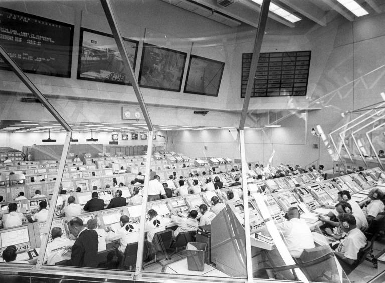 *** MILUA1*** Todos os consoles foram equipados na sala 1 do centro de controle Kennedy Space Flight Center (KSC) durante a contagem regressiva para a Apollo 11. Apollo 11, a primeira missão de pouso lunar, lançada da KSC na Flórida através do Marshall Space Flight Center (MSFC) desenvolveu o veículo de lançamento Saturno V em 16 de julho de 1969 e retornou com segurança à Terra em 24 de julho de 1969. A bordo do veículo espacial estavam os astronautas Neil A. Armstrong, comandante; Michael Collins, piloto do módulo de comando (CM); e Edwin E. (Buzz) Aldrin Jr., piloto do Lunar Module (LM). O CM, Columbia, pilotado por Collins, permaneceu em uma órbita de estacionamento ao redor da Lua, enquanto o LM, Eagle, carregando os astronautas Armstrong e Aldrin, pousou na Lua. Em 20 de julho de 1969, Armstrong foi o primeiro humano a ficar em pé na superfície lunar, seguido por Aldrin. Durante 2 horas e meia de exploração de superfície, a tripulação coletou 47 libras de material de superfície lunar para análise na Terra. Com o sucesso da Apollo 11, o objetivo nacional de desembarcar homens na Lua e devolvê-los com segurança à Terra havia sido realizado. Credit Nasa
