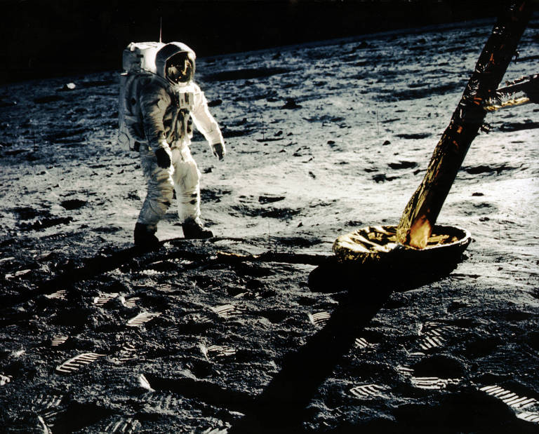 O astronauta Neil Armstrong em missão de exploração na Lua, em 1969