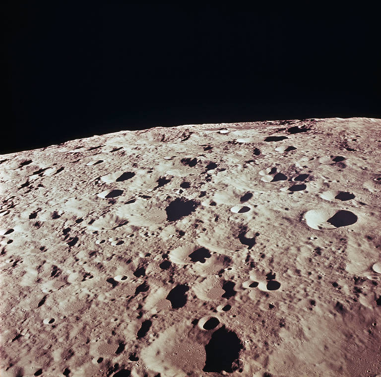 Visão detalhada do lado afastado da Lua nas proximidades da Cratera nº 308, tomada durante a missão Apollo 11