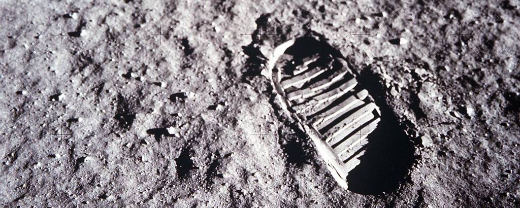 Famosa pegada do astronauta Neil Armstrong na superfície da Lua