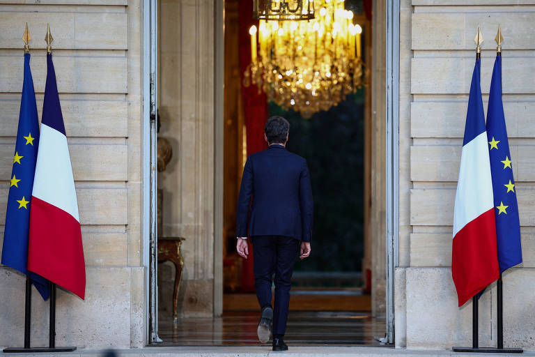 O atual primeiro-ministro da França, Gabriel Attal, entra no palácio de Matignon, residência do premiê francês, em Paris