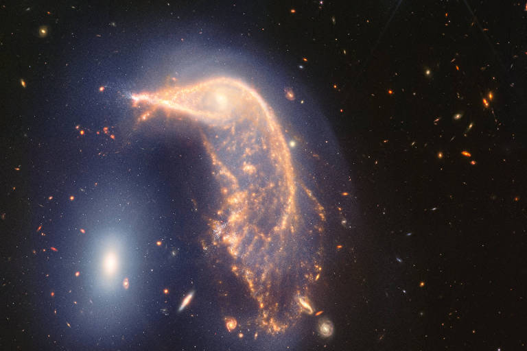 James Webb capta galáxias, em processo de fusão, que lembram pinguim e ovo