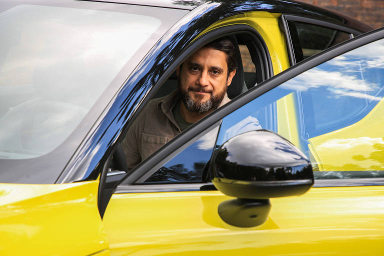 Marcelo Godoy, presidente da Volvo Car Brasil, ao volante do EX30, novo modelo elétrico da marca