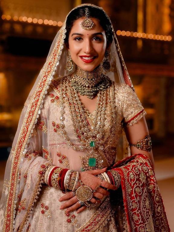 Radhika Merchant com o seu vestido de noiva para o casamento com Anant Ambani