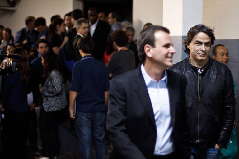 Eduardo Paes foi reeleito em 2012 com 64% dos votos válidos para um segundo mandato; na foto, ele deixa os estúdios da TV Record ao lado de seu então marqueteiro Renato Pereira, que depois o delatou em acordo de delação premiada