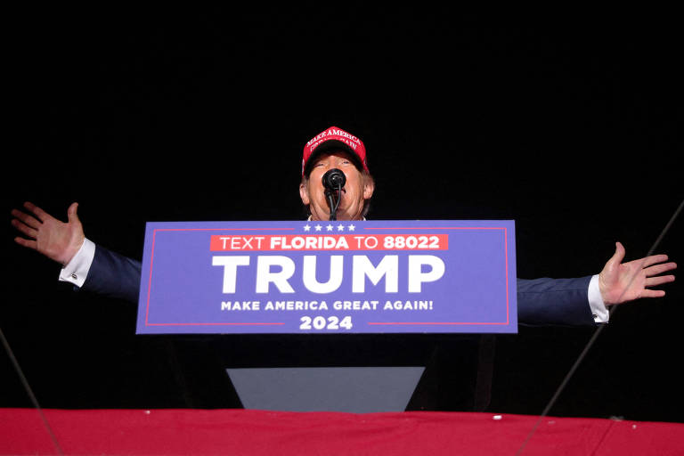 O ex-presidente dos EUA Donald Trump em comício na Flórida