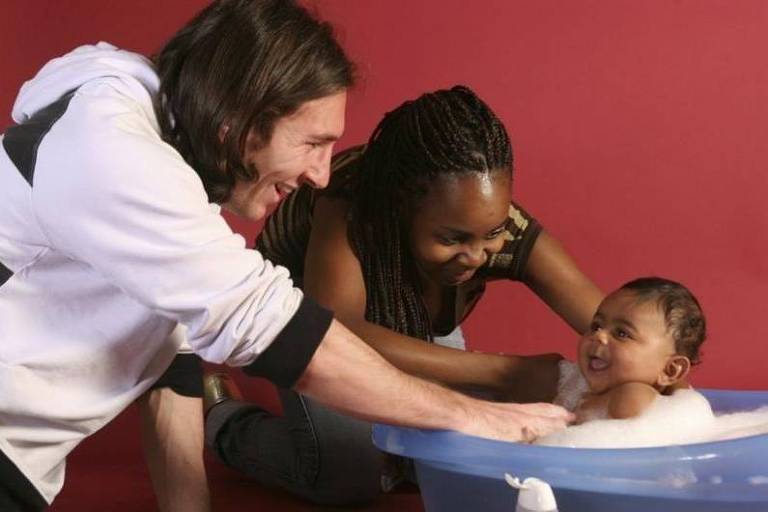 Messi ajuda Sheila Ebana a dar banho em Lamin Yamal  bebê
