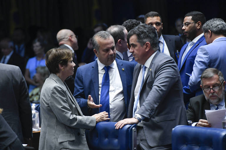 Imagem mostra três pessoas em pé conversando no plenário do Senado: Tereza Cristina, Rogério Marinho e Ciro Nogueira