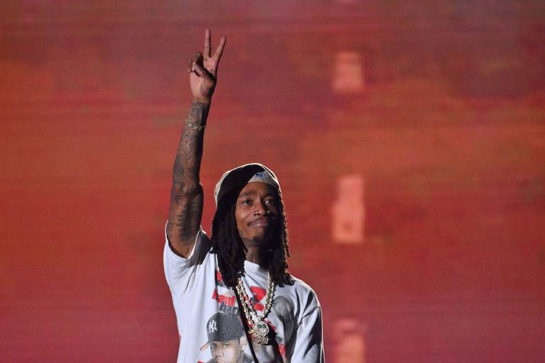 Rapper Wiz Khalifa é acusado de porte ilegal de drogas e sai escoltado de show na Romênia