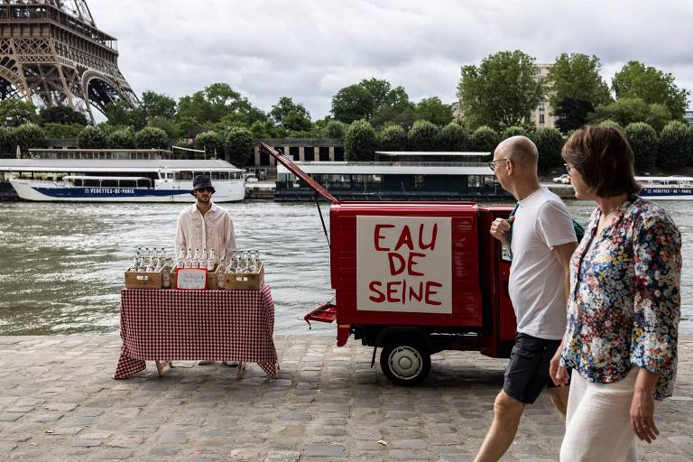 Artista vende água do rio Sena 'ligeiramente contaminada'