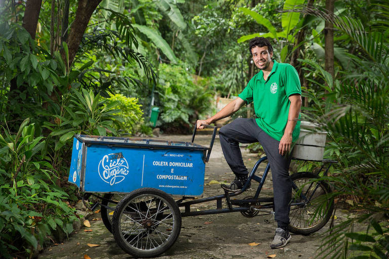 O engenheiro ambiental Lucas Chiadi, fundador da empresa Ciclo Orgânico, que oferece coleta domiciliar de resíduos orgânicos destinados à compostagem, processo que gera adubo orgânico e biofertilizante