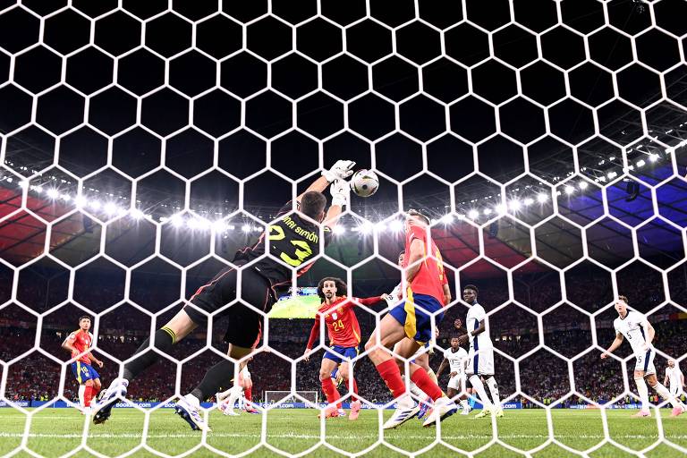 O goleiro espanhol Unai Simon, defende um gol durante a partida de futebol da final do UEFA Euro 2024 entre Espanha e Inglaterra