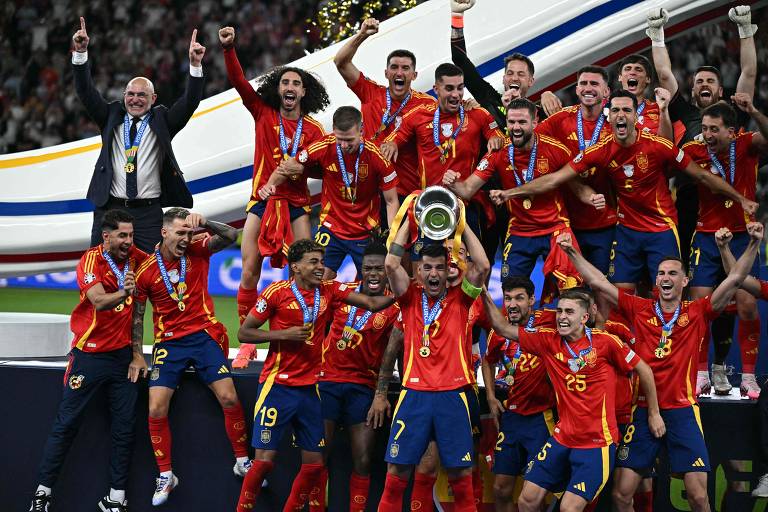 Os jogadores espanhóis comemoram com o troféu após vencerem a final da UEFA Euro 2024 entre Espanha e Inglaterra