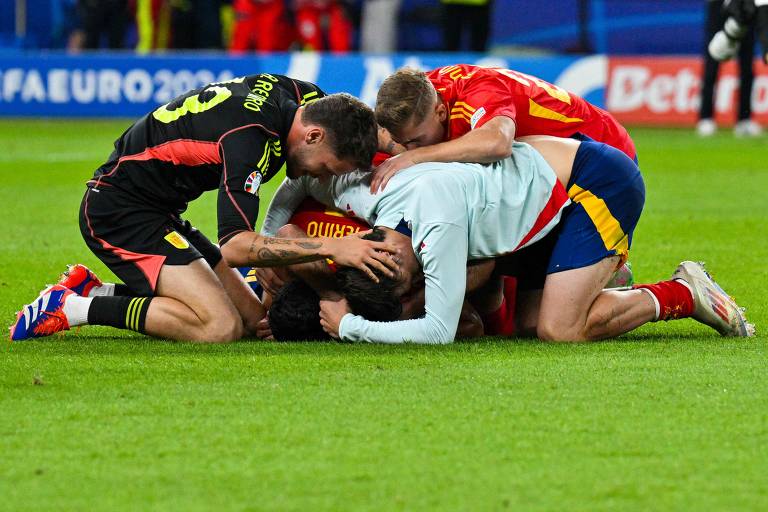 Jogadores espanhóis comemoram após vencerem a final da UEFA Euro 2024 entre Espanha e Inglaterra