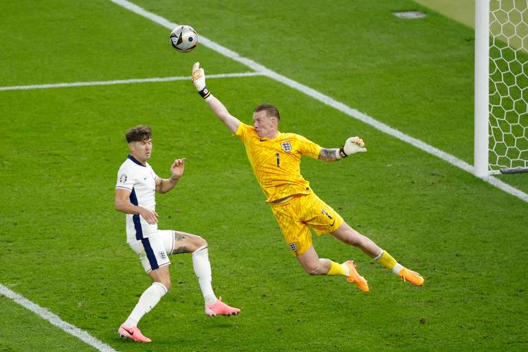 O goleiro Jordan Pickford, defende um chute durante a final da partida de futebol da UEFA Euro 2024 entre Espanha e Inglaterra