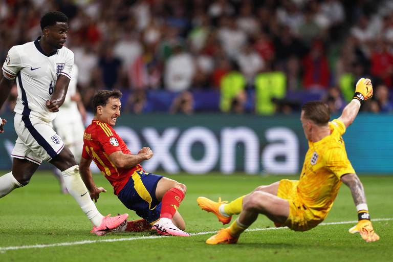 Mikel Oyarzabal (C) marca o segundo gol de seu time durante a partida de futebol da final do UEFA Euro 2024 entre Espanha e Inglaterra
