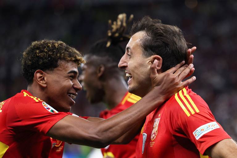 Mikel Oyarzabal (D) comemora com Lamine Yamal depois de marcar o segundo gol de seu time durante a partida de futebol da final do UEFA Euro 2024 entre Espanha e Inglaterra