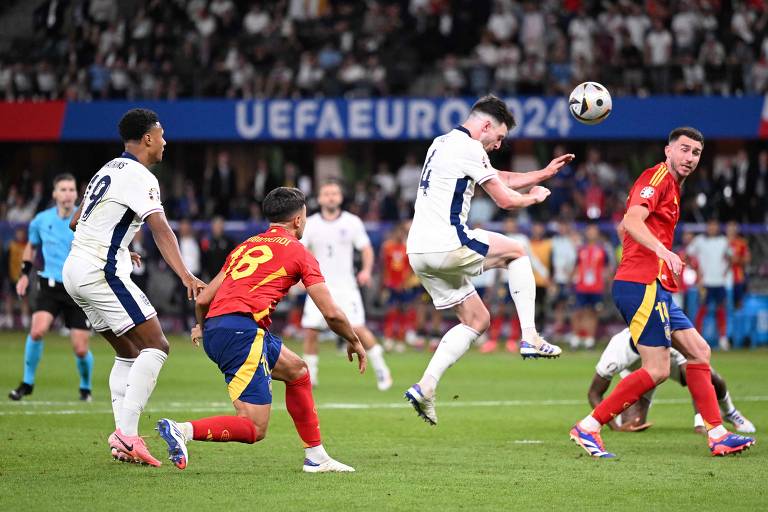 Declan Rice cabeceou a bola durante a final da UEFA Euro 2024 entre Espanha e Inglaterra
