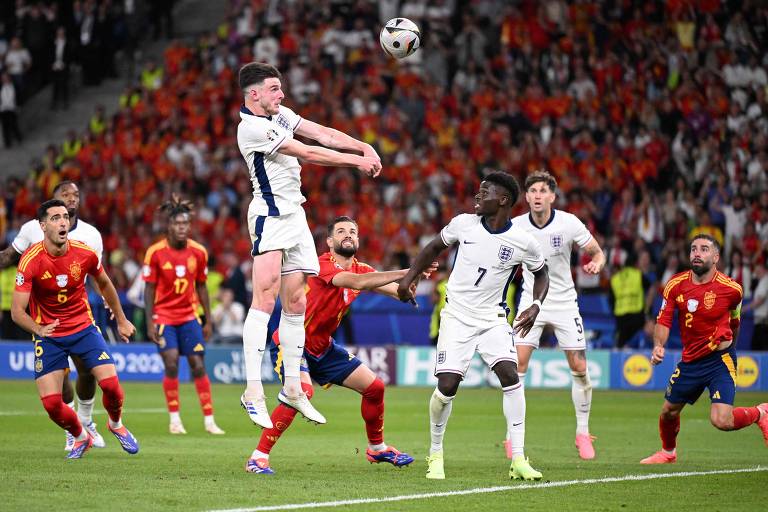 Declan Rice cabeceou a bola durante a final da UEFA Euro 2024 entre Espanha e Inglaterra