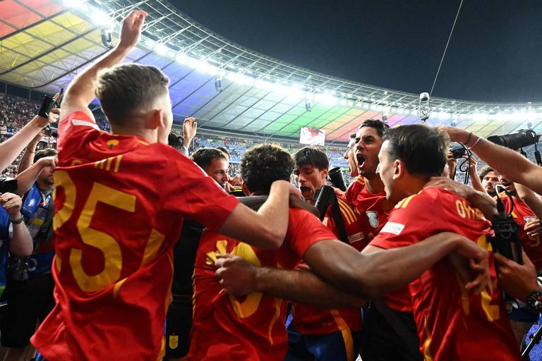 Os jogadores espanhóis se reúnem para comemorar após a vitória no final da final da UEFA Euro 2024 entre Espanha e Inglaterra