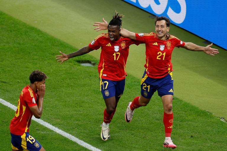 Mikel Oyarzabal comemora com o meio-campista espanhol  Nico Williams e  Lamine Yamal depois de marcar o segundo gol de seu time durante a partida de futebol da final do UEFA Euro 2024 entre Espanha e Inglaterra