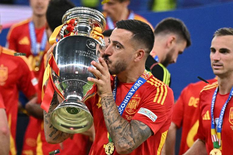 O atacante espanhol Joselu beija o troféu após vencer a final da UEFA Euro 2024 entre Espanha e Inglaterra