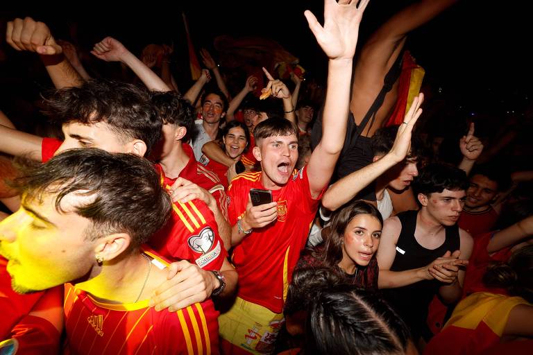 Os torcedores espanhóis comemoram a vitória da Espanha na final da UEFA Euro 2024 entre Espanha e Inglaterra, em Madrid