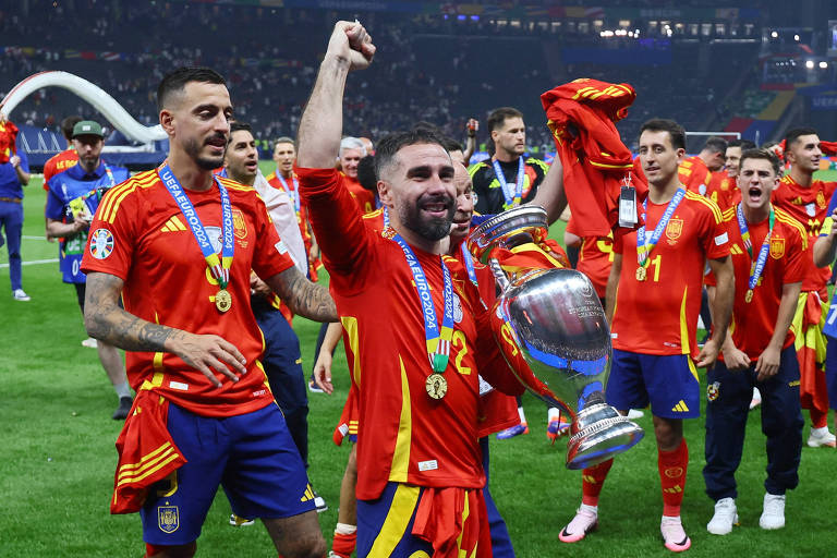 O espanhol Dani Carvajal comemora com o troféu após vencer a Euro 2024