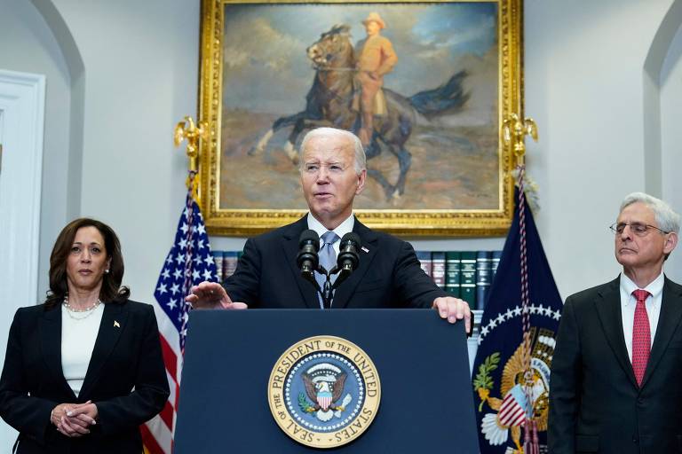 Joe Biden fala da sala Roosevelt da Casa Branca enquanto a vice-presidente Kamala Harris e o procurador-geral Merrick Garland observam, em Washington