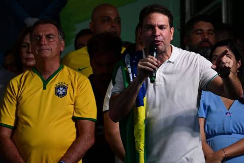 Bolsonaro fala em acionar chefes de Receita e Serpro em prol de Flávio, indica gravação