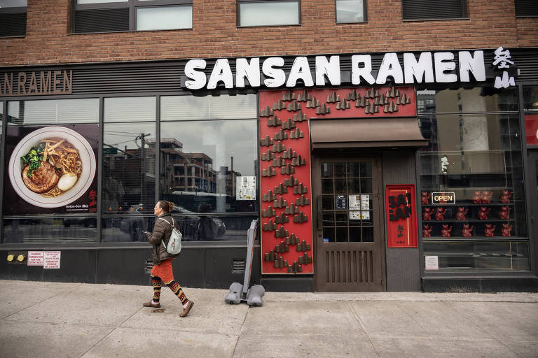 Loja da SanSan Ramen, rede que incorporou recepcionistas e caixas remotos em alguns de seus restaurantes, em Nova York. Vários restaurantes da cidade estão experimentando funcionários virtuais, que cumprimentam os clientes em uma tela via Zoom das Filipinas