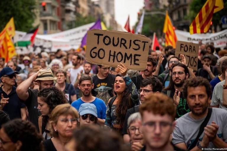 Em junho, moradores de Barcelona protestaram com o turismo