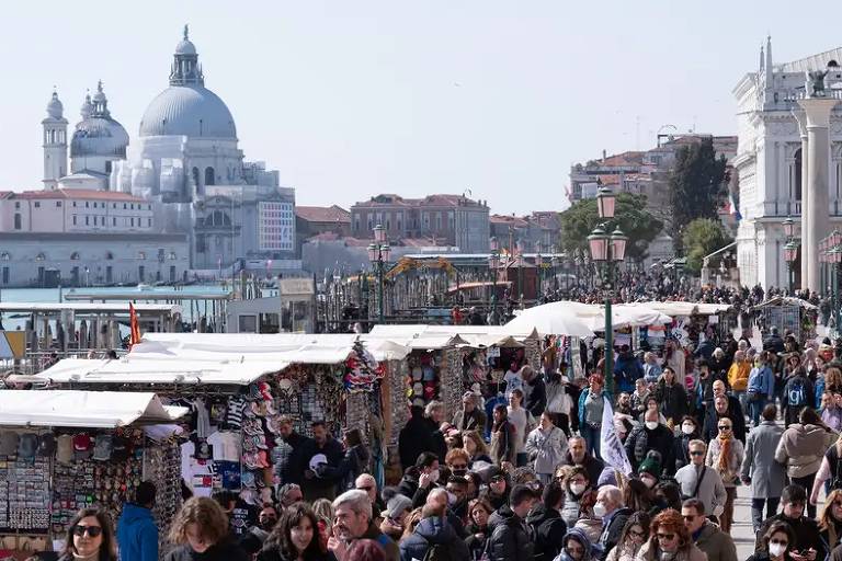 Veneza, uma das cidades mais visitadas do mundo, sofre há anos com o turismo de massa