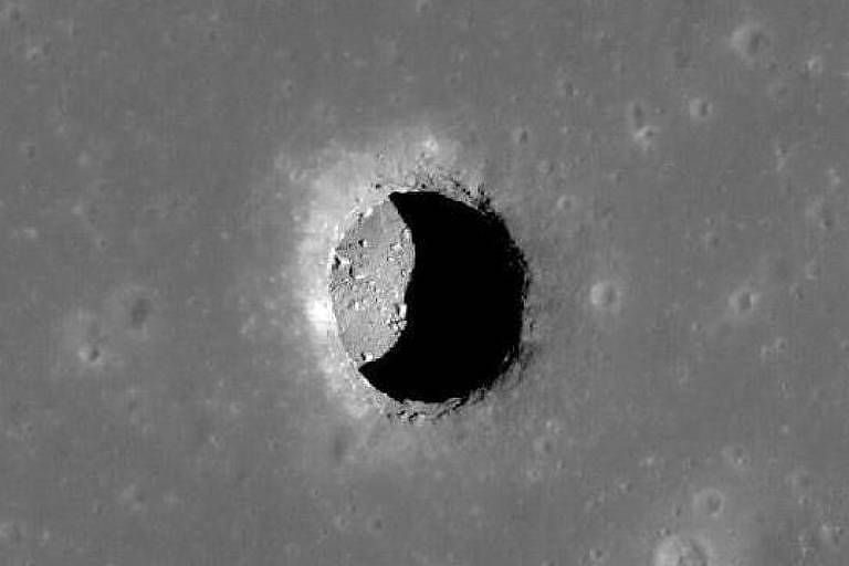 Imagem da superfície da lua com um buraco chamado "fossa lunas"
