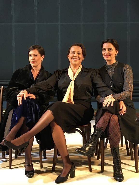 Atrizes Natália Lage, Ana Beatriz Nogueira e Kika Kalache estão sentadas em cadeiras e vestem roupas pretas