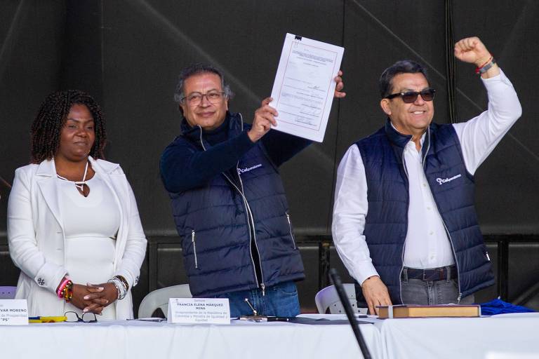 O presidente da Colômbia, Gustavo Petro (centro), ao lado da vice-presidente, Francia Marquez, e de Jaime Calderon, presidente do Colpensiones, o fundo estatal de aposentadorias, na praça Bolívar, em Bogotá