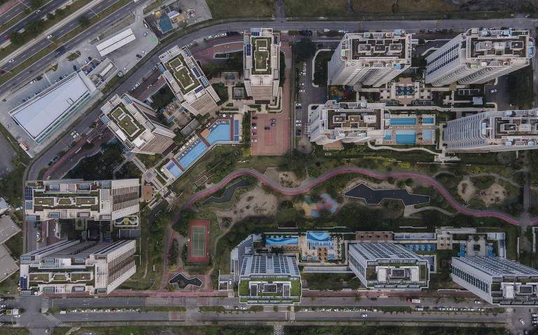 Vista do topo dos prédios da Ilha Pura, condomíndio que foi usado como a Vila Olímpica dos Jogos do Rio, em 2016; pequenos espaços em azul claro são as piscinas ao lado dos edifícios
