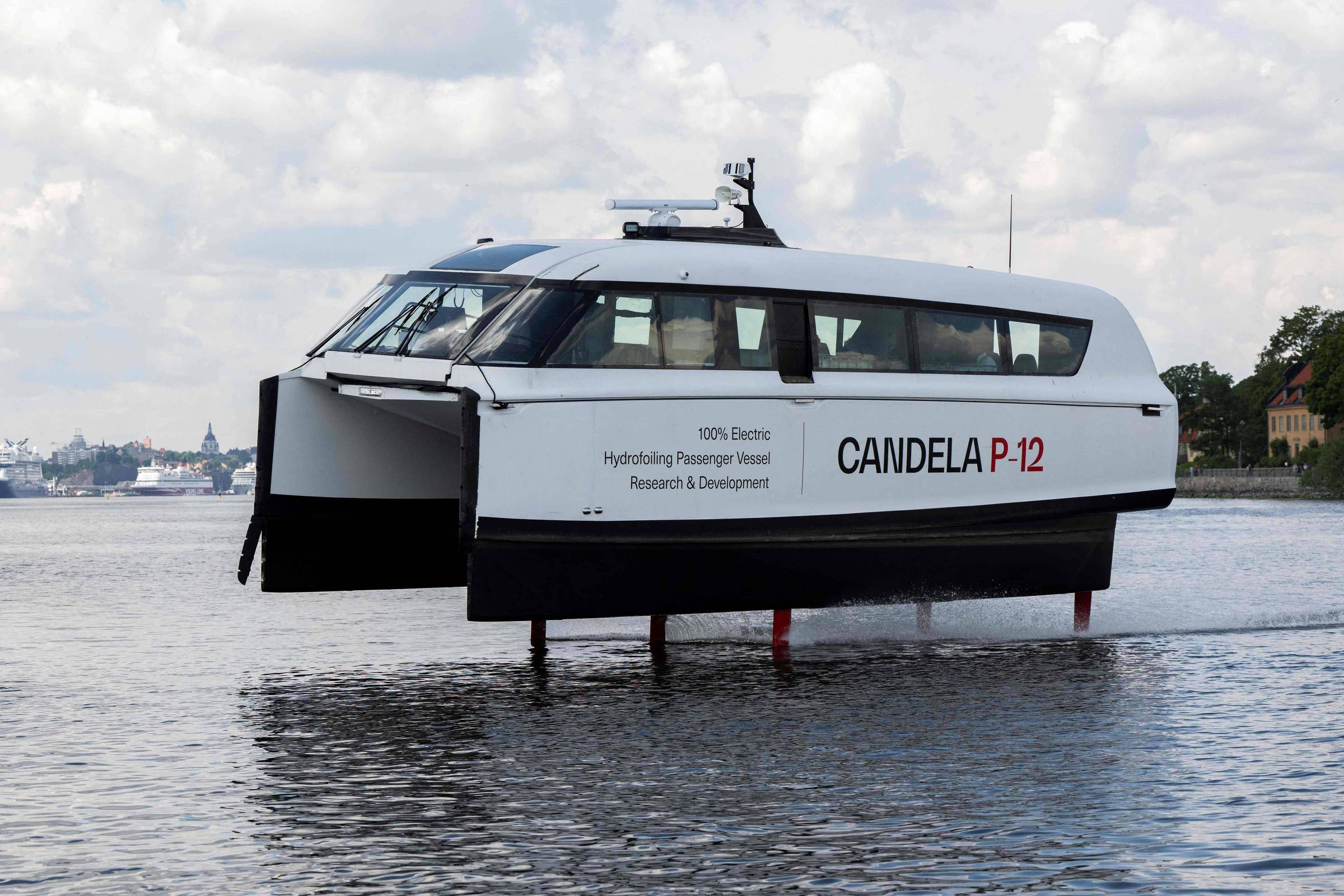 Barco elétrico que 'voa' sobre a água pode mudar a forma como nos deslocamos; veja foto