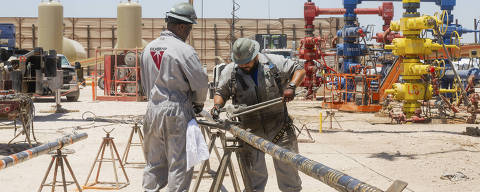 Workers at a Permian Deep Rock site in Midland, Texas, July 3, 2024. High prices and growing demand have helped U.S. oil producers take in record profits despite global efforts to spur greater use of renewable energy and electric cars. (Desiree Rios/The New York Times) ORG XMIT: XNYT0340
