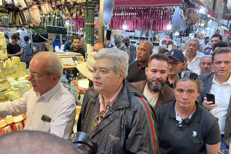 O pré-candidato José Luiz Datena (PSDB), ao lado do presidente municipal do partido, José Aníbal, durante visita ao Mercado Municipal de SP nesta quarta-feira (17)