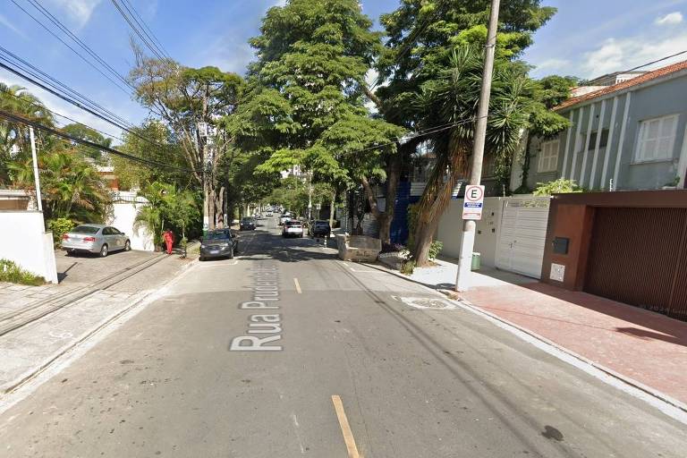 Rua Prudente Correi possui imóveis de alto padrão. A via em questão liga a avenida Brigadeiro Faria Lima a rua Grécia